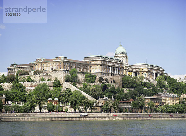 Buda-Palast  beherbergt heute Museen  von der Donau  Budapest  Ungarn  europaweit