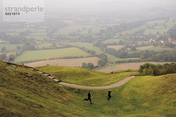 Schlepptau Kinder laufen Weg  britische Camp  Hereford Beacon  Malvern Hills  Herefordshire  Midlands  England  Vereinigtes Königreich  Europa