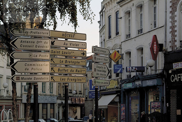 Zeichen im Zentrum von St. Omer  Pas De Calais  Frankreich  Europa
