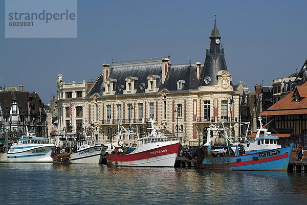 Hotel de Ville (Rathaus) und Fischerboote an der Mündung des Flusses Touques  Trouville  Calvados  Cote Fleurie  Normandie  Frankreich  Europa