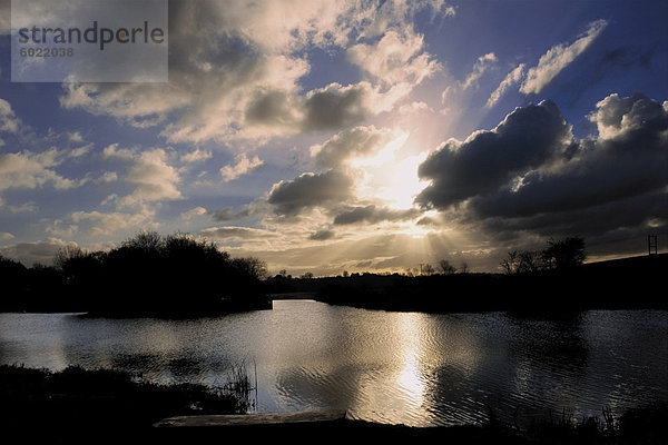 Sonnenuntergang über dem Fluss Avon  Welford Avon  Warwickshire  England  Vereinigtes Königreich  Europa