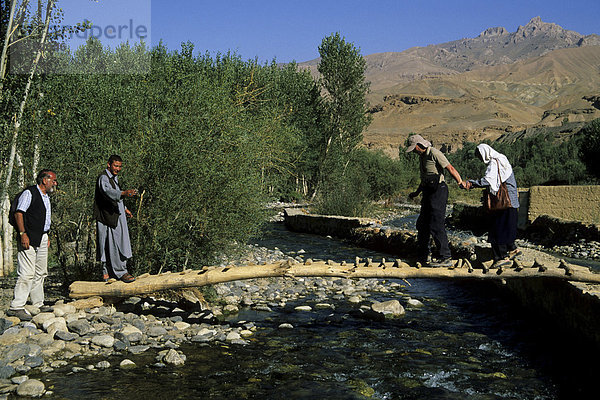 Touristen  die Kreuzung Protokoll zu überbrücken  Kakrak-Tal  Bamiyan  Afghanistan  Asien
