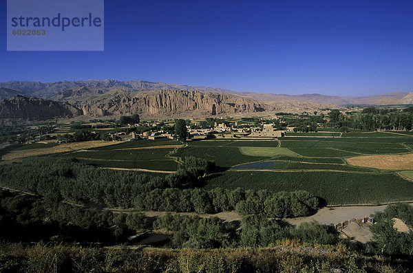 Ansicht von Bamiyan anzeigen Klippen mit zwei leeren Nischen  wo die berühmte Buddhas geschnitzte  standen  da durch die Taliban  UNESCO World Heritage Site  Afghanistan  Asien zerstört