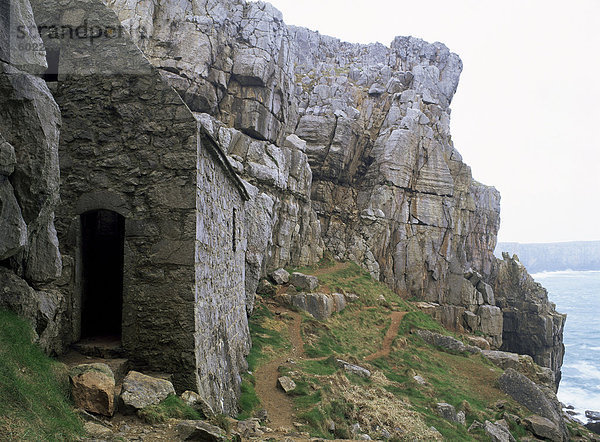 St. Govan keltische Kapelle aus dem 11. Jahrhundert sagte zu enthalten  der Heilige Überreste  St. Govan Kopf  Pembrokeshire  Wales  Vereinigtes Königreich  Europa