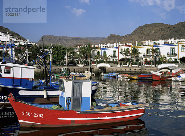 Fischerboote im alten Hafen  Puerto de Mogan  Gran Canaria  Kanarische Inseln  Spanien  Atlantik  Europa