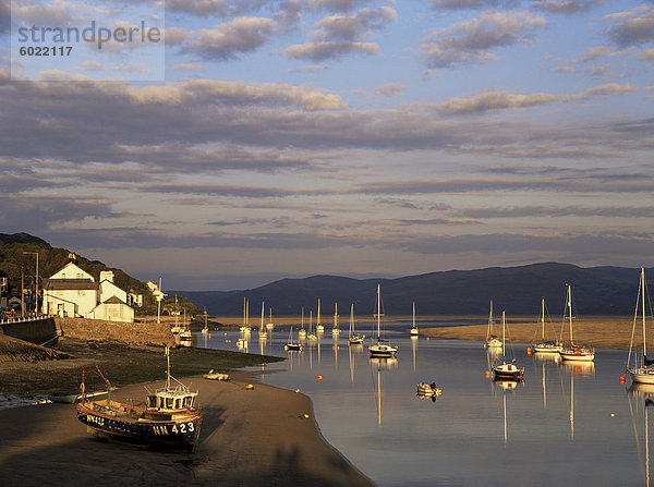 Boote in der Abendsonne bei Ebbe auf die Dovey Mündung  Aberdovey  Gwynedd  Wales  Vereinigtes Königreich  Europa