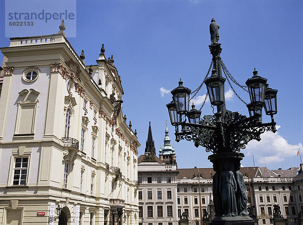 Verziert Straßenlaterne außerhalb der erzbischöfliche Palast  Prag  Tschechische Republik  Europa