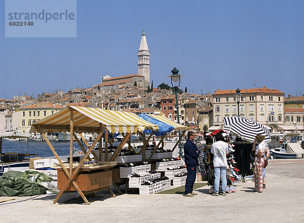 Marktstände auf dem Kai  Rovinj  Kroatien  Europa