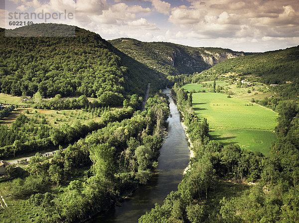 Fluss Aveyron in der Nähe von St. Antonin Noble Val  Midi-Pyrenees  Frankreich  Europa
