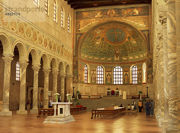 Innenraum der Kirche mit Mosaiken zeigen die Verklärung Christi und Bischof Apollinare in Gebet  Süd-östlich von Ravenna  Emilia-Romagna  Italien  Europa
