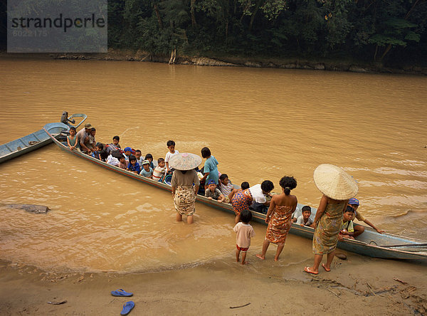 Fluss Schule (Einrichtung) Asien bevölkert verlassen Malaysia Sarawak Woche