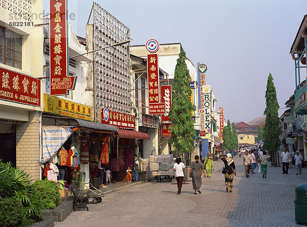 Jalan Indien  eine Fußgängerzone in der Altstadt in Kuching  Sarawak  Malaysia  Südostasien  Asien