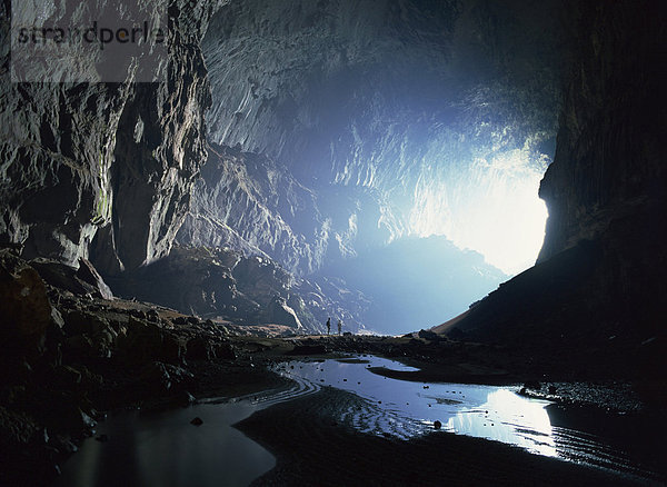 Kleine Zahlen zeigen Ausmaß der Deer Cave Blick zurück auf die Mündung der Hirsche Höhle  Mulu Nationalpark  Sarawak  Insel Borneo  Malaysia  Südostasien  Asien