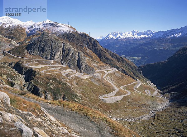 Die alte Straße schlängelt sich der Südseite der St.-Gotthard-Pass  mit ersten Herbst Schnee auf den Bergen  im Tessin  Schweiz  Europa