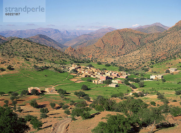 Dorf und Felder in den Hügeln östlich von Tiznit  Richtung Col du Kerdous und Tafraoute Region Anti Atlas Marokko  Nordafrika  Afrika