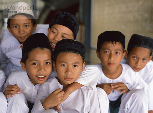 Gruppe von Schuljungen in einer Moschee für Religionsunterricht in Kota Kinabalu  Sabah  Malaysia  Südostasien  Asien