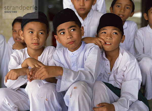 Porträt einer Gruppe von Schülern in einer Moschee für Religionsunterricht in Kota Kinabalu  Sabah  Malaysia  Südostasien  Asien
