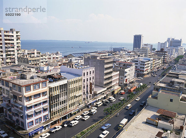 Niedrige Luftbild von der Hauptstraße von Sandakan  Sabah  Malaysia  Südostasien  Asien