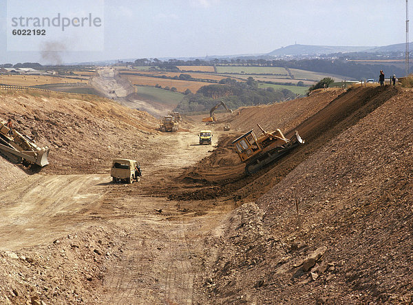 Erdbewegungsmaschinen und andere Maschinen benutzt in den Bau eines neuen A30 Umgehungsstraße von der Cranborne Hayle Road  Cornwall  England  Großbritannien  Europa