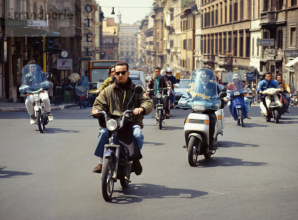 Motorräder  Scooter  überqueren das Piazza Barberini  Rom  Latium  Italien  Europa