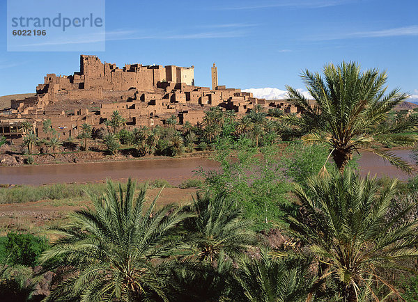 Die Fluss-Ouarzazate vor der Kasbah Tifoultoute  über Ouarzazate  hohe Atlasgebirge  Marokko  Nordafrika  Afrika