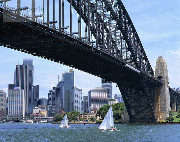 Segelboote unter Sydney Harbour Bridge  Sydney  New South Wales  Australien  Pazifik