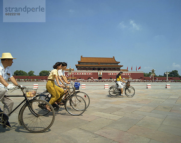 Menschen  die Radfahren durch Tiananmen-Platz außerhalb der verbotenen Stadt  Peking  China  Asien