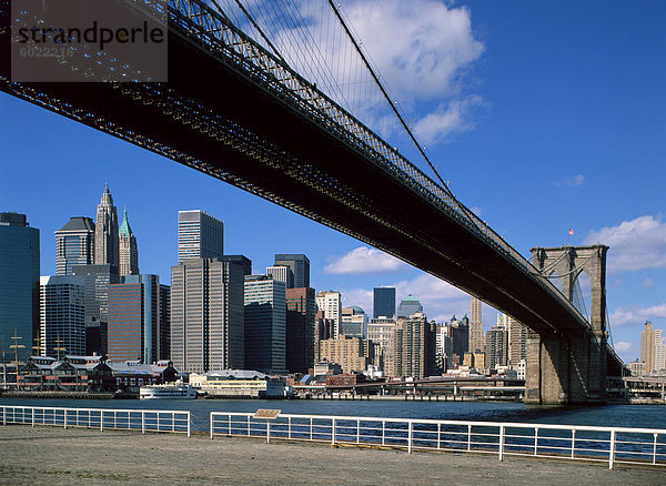 Manhattan Skyline Post Sept 11 und der Brooklyn Bridge  New York City  Vereinigte Staaten von Amerika  Nordamerika