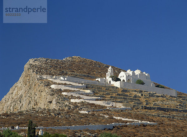 Weiße Wände Linie Zick-Zack-Weg bis Kirche der Himmelfahrt der Jungfrau Maria  über Terrassen auf Folegandros  Cyclades  griechische Inseln  Griechenland  Europa