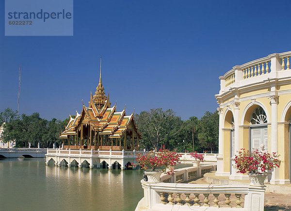 Die Phra Thinang Aiswan Thipha-Pavillon auf der Sommerpalast Bang Pa-in Thailand  Südostasien  Asien