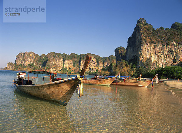 Longtail-Boote vertäut am Railay Beach  Krabi  Thailand  Südostasien  Asien