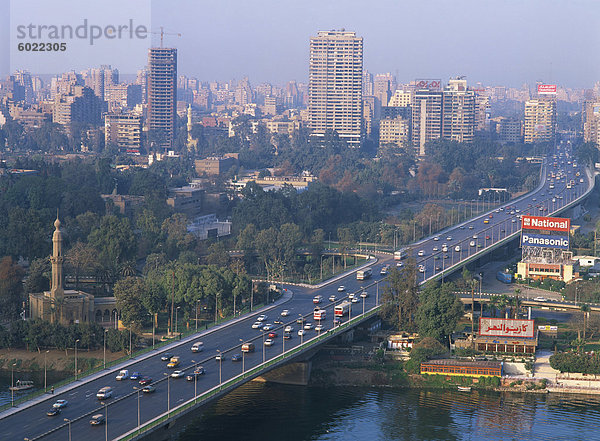 Skyline der Stadt mit dem 6. Oktober Brücke über den Nil  gesehen von der Fernsehturm Kairo  Kairo  Ägypten  Nordafrika  Afrika