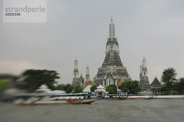 Chao Phraya Fluss und Tempel Wat Arun  Bangkok  Thailand  Südostasien  Asien