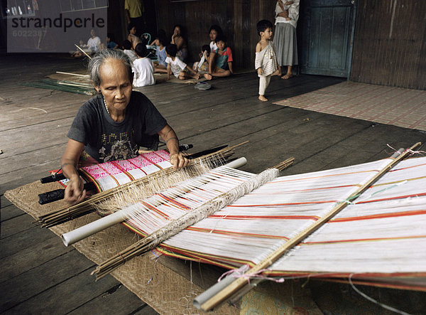 IBAN Frau Weben Pua Kumbu  in komplexe traditionelle Muster und behandelten zu alten Kopf-Jagd Rituale  Katibas River  Sarawak  Malaysia  Insel Borneo  Südostasien  Asien