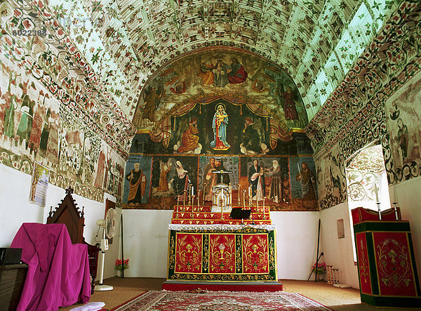 Syrische christliche Kirche  Cheria Palli (kleine St. Marien)  Seitenwand und Fass Gemälde aus 1579-Stiftung  sagte Gewölbe Gemälde hinter Altar sind höher  Kottayam  Kerala Zustand  Indien  Asien