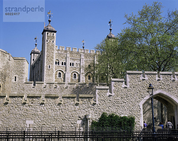 Der Weiße Turm und Außenwand  Tower von London  UNESCO Weltkulturerbe  London  England  Großbritannien  Europa
