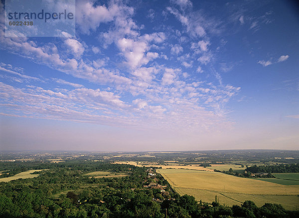 Blick vom Whitehorse Hill auf der North Downs bei Maidstone  Trottiscliffe Dorf und den Weald of Kent  Kent  England  Vereinigtes Königreich  Europa