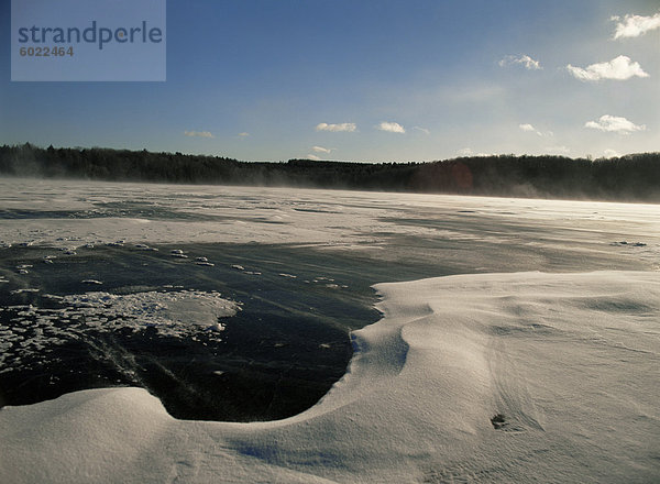 Eis und Schnee am See Vergissmeinnicht  Rensselaerville  New York State  Vereinigten Staaten von Amerika  Nordamerika