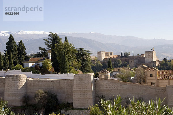 Blick vom Albaicin über die arabischen Mauern der Festung Ziri auf die Alhambra und die Sierra Nevada Berge  Granada  Andalusien  Spanien  Europa