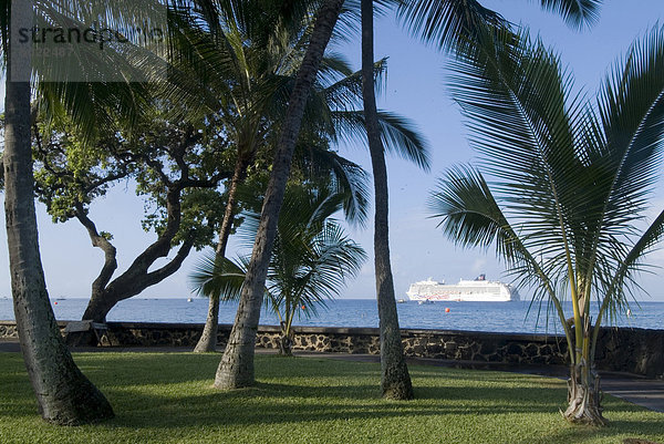 Strand mit Kreuzfahrtschiff vor der Küste  Kailua-Kona  Insel Hawaii (Big Island)  Hawaii  USA  Nordamerika