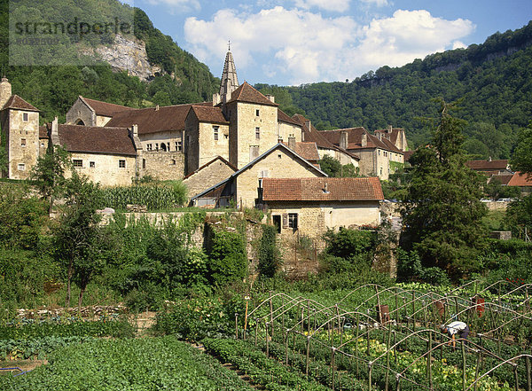 Mann arbeitet in Gemüsegärten unten das Dorf von Baume-Les-Messieurs  in Franche-Comte  Frankreich  Europa