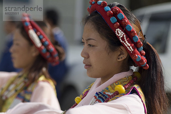Tänzer in traditionellen Kleidern  Gyantse  Tibet  China  Asien