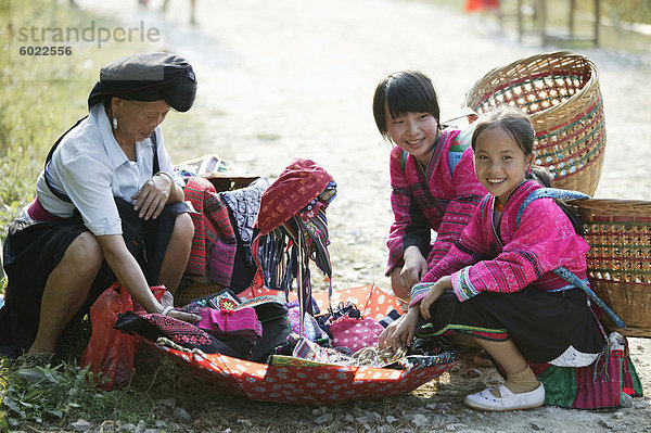 Frau und Mädchen der Yao-Minderheit  terrassierte Longsheng Reisfeldern  Guilin  Provinz Guangxi  China  Asien