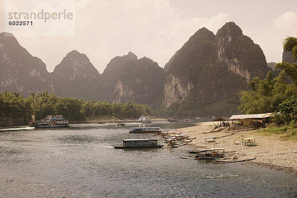 Li-Fluss in der Nähe von Yangshuo  Guilin  Provinz Guangxi  China  Asien