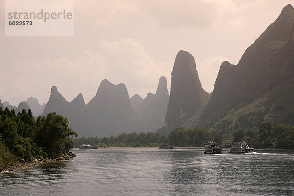 Ausflugsboote am Li-Fluss zwischen Guilin und Yangshuo  Guilin  Provinz Guangxi  China  Asien