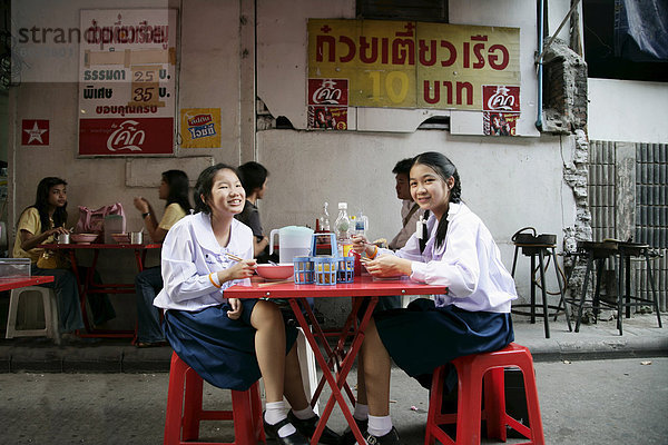 Mädchen der Schule zu Mittag brechen  Bangkok  Thailand  Südostasien  Asien