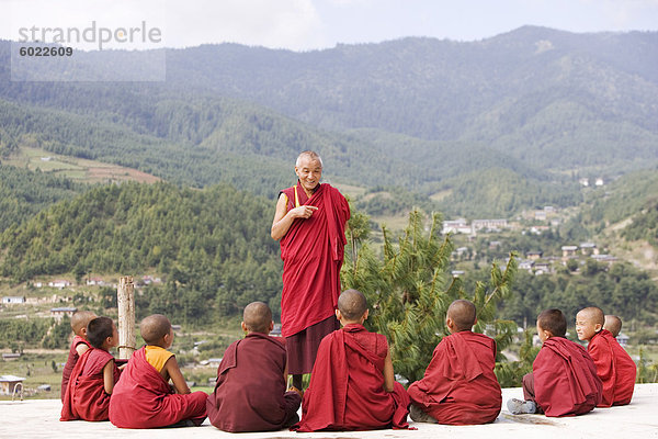 Buddhistische Mönche  Karchu Dratsang Kloster  Jankar  Bumthang  Bhutan  Asien