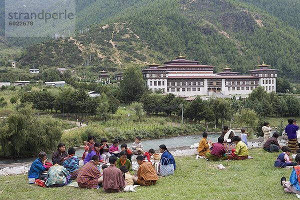Pilger mit Picknick während buddhistischen Festivals Trashi Chhoe Dzong  Thimphu  Bhutan  Asien