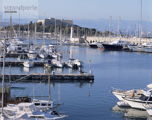 Den Hafen und Fort Carre wo Napoleon inhaftiert wurde  Antibes  Alpes-Maritimes  Provence  Cote d ' Azur  Côte d ' Azur  Frankreich  Mediterranean  Europa