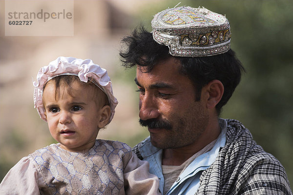 Aimaq Mann  hält  Baby  Pal-Kotal-i-Guk  zwischen Chakhcharan und Marmelade  Afghanistan  Asien